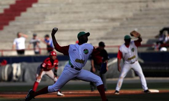 Raidel Martínez de los Leñadores de las Tunas de Cuba en acción ante los Cardenales de Lara de Venezuela durante un partido de la Serie del Caribe que se juega este sábado en el Estadio Nacional Rod Carew de Ciudad de Panamá (Panamá). EFE