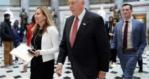 La crisis que se pretende hacer creer a la población que existe, con "peligro de ataque al país no es tal, y por el contrario se trata más bien de un desafío humanitario y una crisis en ciertos aspectos, y afrontarla es importante para definir qué clase de nación somos", indicó Steny Hoyer (Imagen) en conferencia de prensa. EFE/Archivo