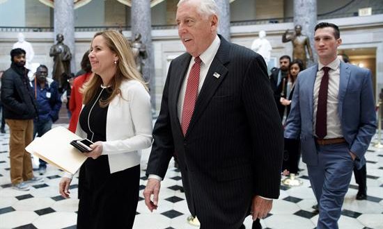 La crisis que se pretende hacer creer a la población que existe, con "peligro de ataque al país no es tal, y por el contrario se trata más bien de un desafío humanitario y una crisis en ciertos aspectos, y afrontarla es importante para definir qué clase de nación somos", indicó Steny Hoyer (Imagen) en conferencia de prensa. EFE/Archivo