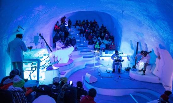 Imágenes cedidas por Phototeam sobre el festival de música de hielo que se desarrolla hasta marzo en el glaciar Presena, en el norte de Italia. EFE/Gabriele Debetto