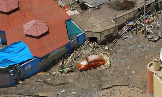 Fotografía aérea cedida este sábado por la Presidencia de Perú que muestra un vehículo y un grupo de viviendas destruidas e inundadas por un deslizamiento de tierra en el distrito de Mirave, en la región surandina de Tacna (Perú). EFE/Andrés Valle/Presidencia de Perú
