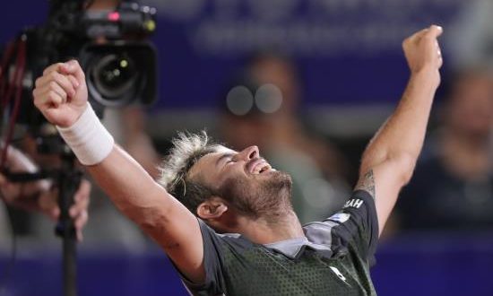El tenista argentino Juan Ignacio Londero celebra su triunfo en la final del Abierto de Córdoba disputado este domingo en la ciudad de Córdoba (Argentina). EFE