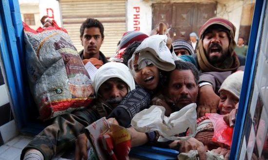 Varios yemeníes se agolpan alrededor de una panadería benéfica para recibir una ración gratuita de pan en medio de la situación grave de escasez de alimentos en Saná (Yemen). EFE/Archivo