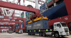 En la imagen, un camión mientras descarga un contenedor en el puerto de Qingdao (China). EFE/Archivo