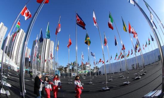 La bandera nacional de Corea del Norte (c) se iza en la villa olímpica para los juegos de invierno de PyeongChang, en Gangneung, provincia de Gangwon (Corea del Sur). EFE/Archivo