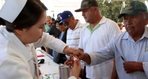 Fotografía cedida hoy, lunes 11 de febrero de 2019, de atención a personas de la tercera edad. Entre 60 % y 70 % de los casos de cáncer de próstata no presentan dolor ni síntomas específicos, por ello es necesario el diagnóstico oportuno antes de que la enfermedad se extienda a otros órganos, señaló este lunes un especialista. EFE/ISSTE/SOLO USO EDITORIAL