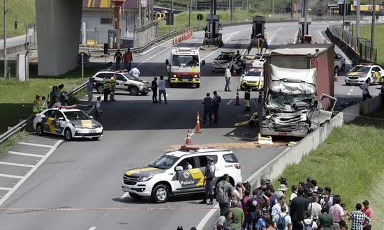 El reconocido periodista y presentador brasileño de televisión Ricardo Boechat es una de las dos víctimas del accidente en helicóptero ocurrido este lunes en Sao Paulo, informó la TV Bandeirantes, cadena en la que trabajaba. La aeronave en la que viajaba Boechat se estrelló este lunes en una importante autopista de Sao Paulo y el periodista murió carbonizado junto al piloto. IMÁGENES TOMADAS DEL CANAL DE YOUTUBE DE LA CANDENA BAND.