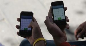 El uso prolongado de celulares, principalmente para enviar mensajes o jugar, está asociado a desarrollar lesiones osteomusculares, las cuales podrían agravarse debido al uso cada vez más extendido de estos dispositivos, dijo este lunes el académico Mauricio Ravelo Izquierdo. EFE