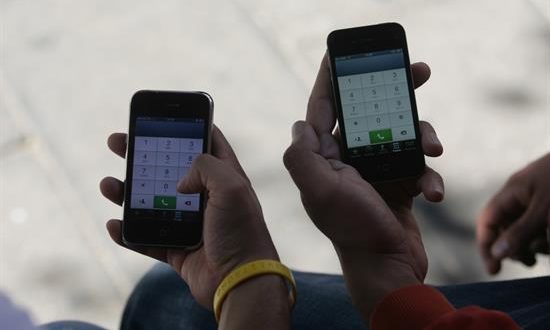 El uso prolongado de celulares, principalmente para enviar mensajes o jugar, está asociado a desarrollar lesiones osteomusculares, las cuales podrían agravarse debido al uso cada vez más extendido de estos dispositivos, dijo este lunes el académico Mauricio Ravelo Izquierdo. EFE