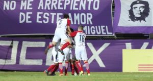 El "Ciclon de Barrio Obrero" dominó todas las fases de un encuentro en el que marcaron Joaquín Larrivey, Víctor Cáceres y Nelson Valdes para los locales, mientras que Robin Ramírez maquilló el resultado en los minutos de descuento. EFE/Archivo