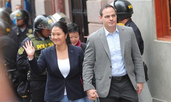 Keiko Fujimori (i), principal líder de la oposición en Perú, acompañada de su esposo Mark Vito. EFE/Archivo