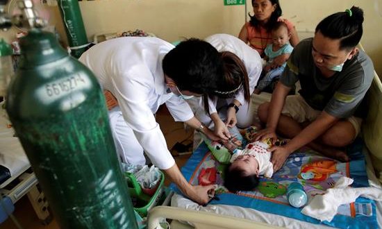 Doctores filipinos atienden a un niño enfermo de sarampión, en Manila, Filipinas. El brote de sarampión en Filipinas se agrava con 4.300 casos y 70 muertes. EFE/Archivo
