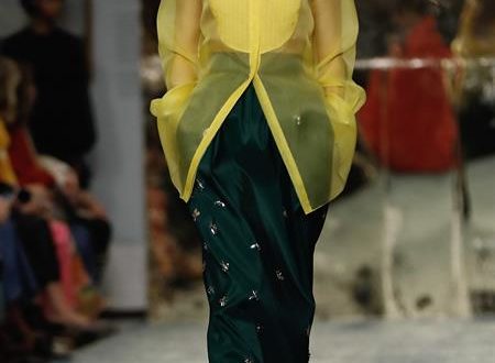 Una modelo presenta una creación para la colección Otoño/Invierno de la diseñadora venezolana Carolina Herrera durante la Semana de la Moda de Nueva York, este lunes, en Estados Unidos. EFE