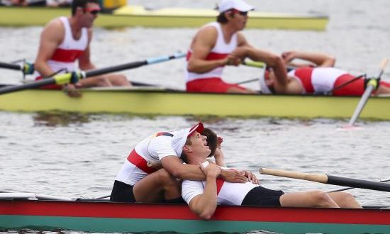 Los alemanes Maximilian Reinelt (i) y Richard Schmidt (d) celebran su victoria tras la final olímpica de ocho masculino de remo en Dorney, al oeste de Londres (Reino Unido) en agosto de 2012. EFE/Archivo