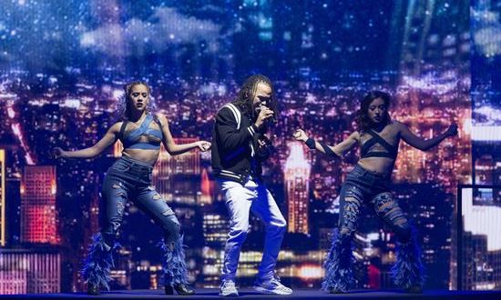 En la imagen un registro del cantante puertorriqueño Ozuna (c), durante una presentación en Santo Domingo (República Dominicana). EFE/Archivo