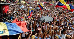 Cientos de personas participan en una concentración contra el gobierno del presidente de Venezuela, Nicolás Maduro, este martes, en el acomodado barrio de Chacao, Caracas (Venezuela). EFE
