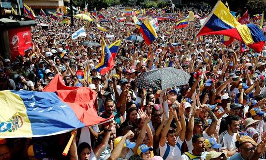 Cientos de personas participan en una concentración contra el gobierno del presidente de Venezuela, Nicolás Maduro, este martes, en el acomodado barrio de Chacao, Caracas (Venezuela). EFE