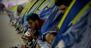 La XII edición de la Campus Party Brasil, el evento tecnológico más importante del país, abrió sus puertas este martes en Sao Paulo para conectar a unas 120.000 personas entre sí, con más de 1.000 horas de programación y un guiño a la inclusión. La feria tecnológica, abierta hasta el domingo, tiene un público previsto de 120.000 personas, 8.000 de las cuales se instalaron para vivir en las 6.500 tiendas de campañas que el evento emplaza a apenas a unos metros de distancia de los puertos de conexión a Internet