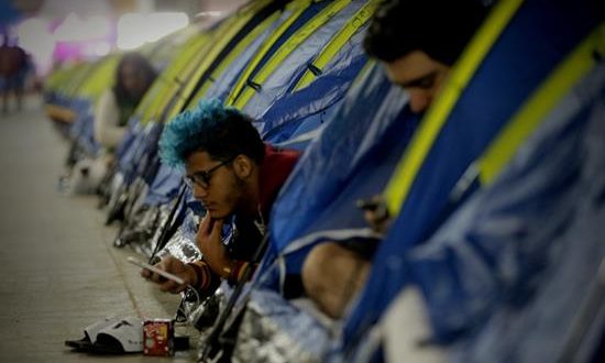 La XII edición de la Campus Party Brasil, el evento tecnológico más importante del país, abrió sus puertas este martes en Sao Paulo para conectar a unas 120.000 personas entre sí, con más de 1.000 horas de programación y un guiño a la inclusión. La feria tecnológica, abierta hasta el domingo, tiene un público previsto de 120.000 personas, 8.000 de las cuales se instalaron para vivir en las 6.500 tiendas de campañas que el evento emplaza a apenas a unos metros de distancia de los puertos de conexión a Internet