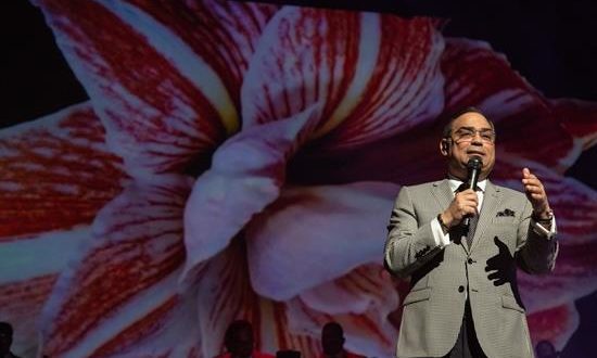 Fotografía sin fecha cedida donde aparece el salsero puertorriqueño Gilberto Santa Rosa durante uno de sus conciertos en Puerto Rico. EFE/Cortesía Adrián Montañez