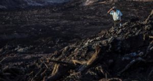 Una persona observa la catástrofe provocada por una ruptura de una represa de residuos minerales de la minera Vale. EFE/Archivo