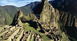 Los bloqueos provocaron que cientos de turistas se quedaran varados en la estación inicial de Ollantaytambo a la espera de que la ruta fuera despejada para poder llegar hasta las ruinas de Machu Picchu como tenían previsto, informaron medios locales. EFE/Archivo