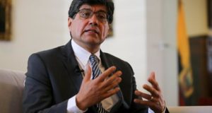 El ministro de Relaciones Exteriores de Ecuador, José Valencia, habla durante una entrevista con Efe este martes, en Quito (Ecuador). EFE