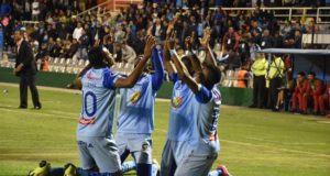 Jugadores del Macará de Ecuador celebran hoy, martes durante el partido de ida de la copa Sudamericana ante el Guabirá de Bolivia, en el estadio Bellavista de Ambato (Ecuador). EFE