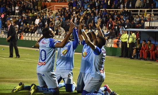 Jugadores del Macará de Ecuador celebran hoy, martes durante el partido de ida de la copa Sudamericana ante el Guabirá de Bolivia, en el estadio Bellavista de Ambato (Ecuador). EFE