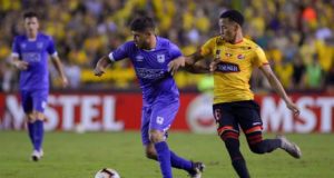 El jugador del Barcelona de Ecuador, Byron Castillo (d), disputa el balón con el jugador del Defensor Sporting, Martin Correa (i), este martes durante el encuentro de la Copa Libertadores que se disputa en Guayaquil (Ecuador). EFE