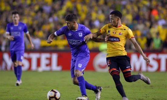 El jugador del Barcelona de Ecuador, Byron Castillo (d), disputa el balón con el jugador del Defensor Sporting, Martin Correa (i), este martes durante el encuentro de la Copa Libertadores que se disputa en Guayaquil (Ecuador). EFE