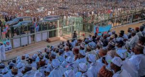 Simpatizantes del presidente de Nigeria y candidato a la reelección por el partido All Progressives Congress (APC) Muhammadu Buhari participan en un evento de campaña. EFE/Archivo