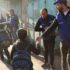 Activistas palestinos acompañan en una calle del centro histórico de la ciudad ocupada de Hebrón a un grupo de niños que se dirige a la escuela y que debe pasar por una zona habitada por colonos. EFE