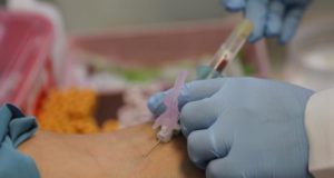 Un hombre realizandose las pruebas del VIH. EFE/Archivo