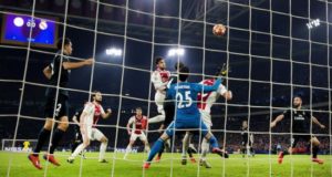 Nicolás Tagliafico (c) del Ajax anota un gol, posteriormente anulado, durante el partido de ida por los octavos de final de la Liga de Campeones de la UEFA entre el Ajax Amsterdam y el Real Madrid, este miércoles, en Amsterdam (Holanda). EFE