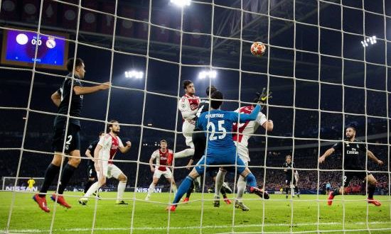 Nicolás Tagliafico (c) del Ajax anota un gol, posteriormente anulado, durante el partido de ida por los octavos de final de la Liga de Campeones de la UEFA entre el Ajax Amsterdam y el Real Madrid, este miércoles, en Amsterdam (Holanda). EFE