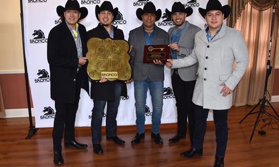 Los integrantes del grupo de música regional mexicana Bronco, desde la izquierda, Ramiro Delgado, José Adan Esparza, Guadalupe Esparza, René Esparza, y Javier Cantú, posan para Efe con la llave de la ciudad de Lynwood y la estrella maya que recibieron, al final de una conferencia de prensa celebrada en un restaurante de la Plaza México en Lynwood, California (Estados Unidos). EFE