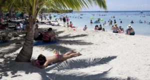 Turistas disfrutan de la playa en la isla de Roatán, en el caribe de Honduras. EFE/Archivo