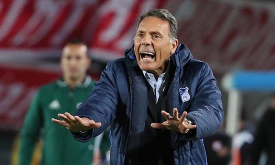 En la imagen un registro del entrenador argentino de fútbol Miguel Ángel Russo, al dirigir al club colombiano Millonarios de Bogotá. EFE