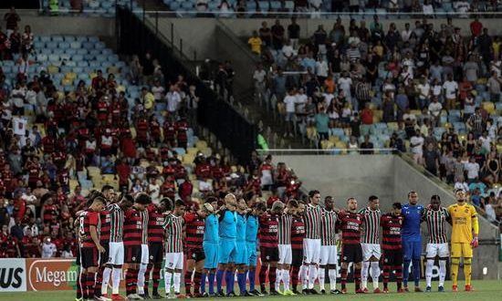 El Flamengo y el Fluminense, ambos equipos de Río de Janeiro, rindieron este jueves un homenaje a los diez adolescentes que murieron en un incendio el pasado viernes en un alojamiento del centro de entrenamiento del club rojinegro.