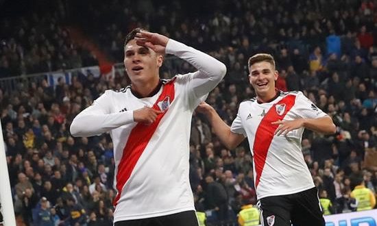 En la imagen, el centrocampista colombiano Juan Fernando Quintero (i). EFE/Archivo