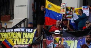 Numerosas personas se manifestaron hoy frente al Tribunal Federal del Viejo San Juan, donde expresaron su apoyo al Gobierno de Venezuela y su rechazo a la posibilidad de una intervención militar de parte del Gobierno estadounidense en el país sudamericano.
