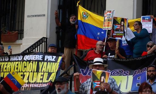 Numerosas personas se manifestaron hoy frente al Tribunal Federal del Viejo San Juan, donde expresaron su apoyo al Gobierno de Venezuela y su rechazo a la posibilidad de una intervención militar de parte del Gobierno estadounidense en el país sudamericano.