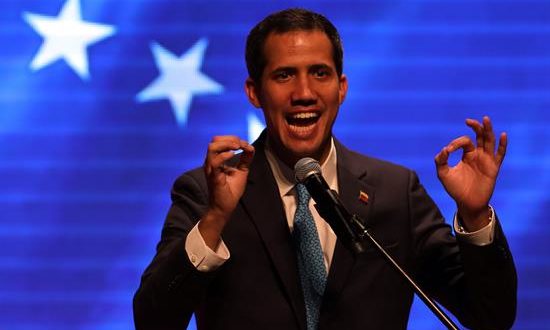 El presidente de la Asamblea Nacional de Venezuela, Juan Guaidó, habla durante un evento con trabajadores, este jueves en la Universidad Central de Venezuela, en Caracas (Venezuela). EFE