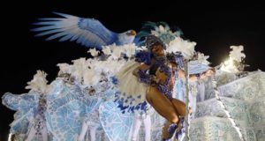 Integrantes de la escuela de samba del Grupo Especial Portela desfilan el 12 de febrero de 2018, en la celebración del carnaval en el sambódromo de Marques de Sapucaí en Río de Janeiro (Brasil). EFE/Archivo