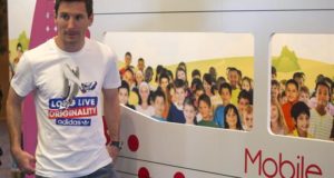 La Fundación Messi, dirigida por la familia de la estrella mundial de fútbol Lionel Messi (i), desde 2007 lleva a cabo acciones solidarias para mejorar la infancia de niños en Argentina y en todo el mundo en el ámbito de la salud, el deporte y la educación. EFE/Archivo