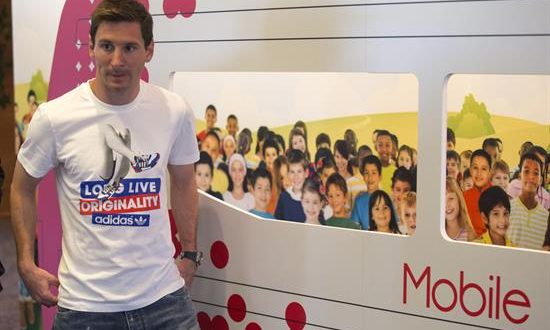 La Fundación Messi, dirigida por la familia de la estrella mundial de fútbol Lionel Messi (i), desde 2007 lleva a cabo acciones solidarias para mejorar la infancia de niños en Argentina y en todo el mundo en el ámbito de la salud, el deporte y la educación. EFE/Archivo