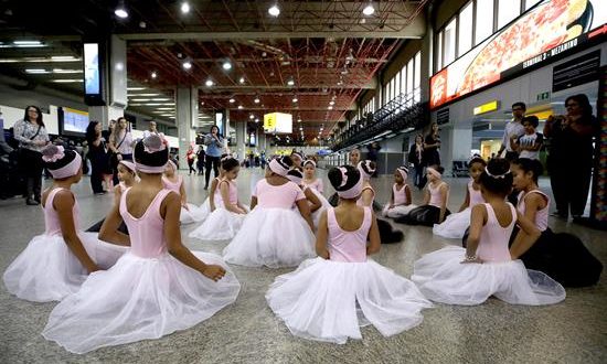 La ministra de la Mujer, la Familia y los Derechos Humanos de Brasil, Damares Alves, aconsejó este viernes a los padres de niñas abandonar el país por los altos índices de violencia y abusos sexuales. EFE/Archivo