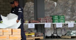 Autoridades organizan el cargamento con la ayuda humanitaria para Venezuela el viernes 8 de febrero en un centro de acopio dispuesto en el puente internacional de Tienditas, en Cúcuta (Colombia). EFE/Archivo
