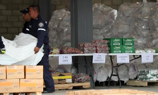 Autoridades organizan el cargamento con la ayuda humanitaria para Venezuela el viernes 8 de febrero en un centro de acopio dispuesto en el puente internacional de Tienditas, en Cúcuta (Colombia). EFE/Archivo